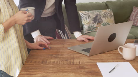 Nahaufnahme-Von-Mann-Und-Frau,-Die-Eine-Debatte-Haben-Und-Ideen-Austauschen,-Während-Sie-Auf-Einen-Laptop-Schauen