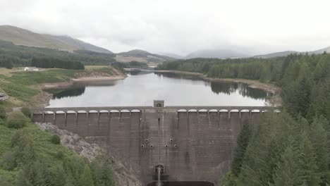 Volando-Sobre-La-Represa-Laggan,-Ubicada-En-El-Río-Spean-Al-Suroeste-De-Loch-Laggan-En-Las-Tierras-Altas-Escocesas