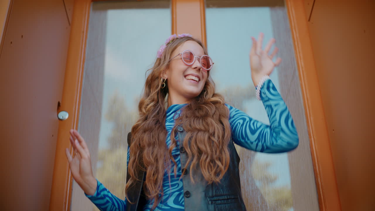 mujer elegante posando al aire libre