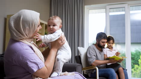 Seitenansicht-Einer-Islamischen-Frau-Und-Eines-Babys-Im-Wohnzimmer.