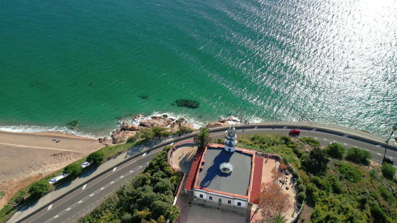 en la zona del cenit del faro de calella de mar, en la costa de maresme en españa, mar mediterráneo, azul turquesa