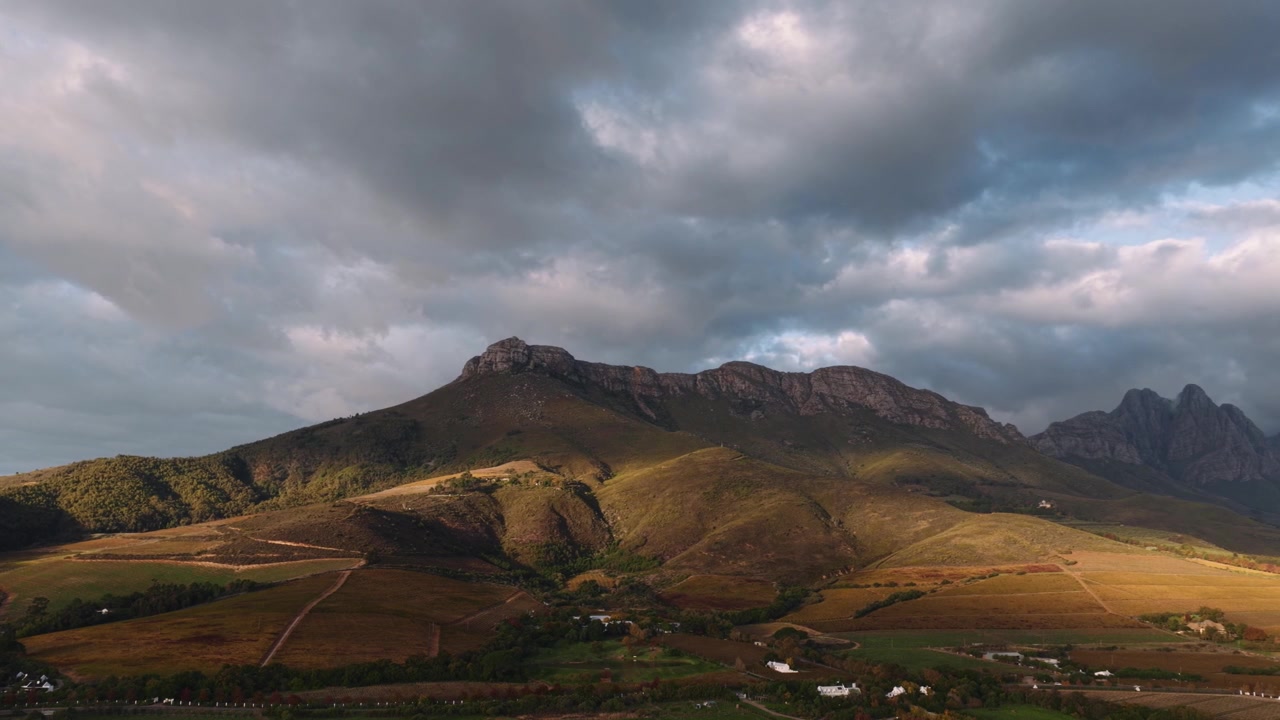 Montagne aeree al tramonto, nuvole suggestive, ampio 4K