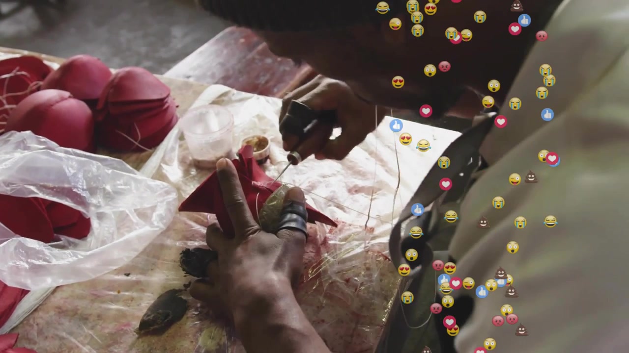 Artesão enfiando um furador e montando cones vermelhos com acabamento dourado e ícones flutuantes na oficina