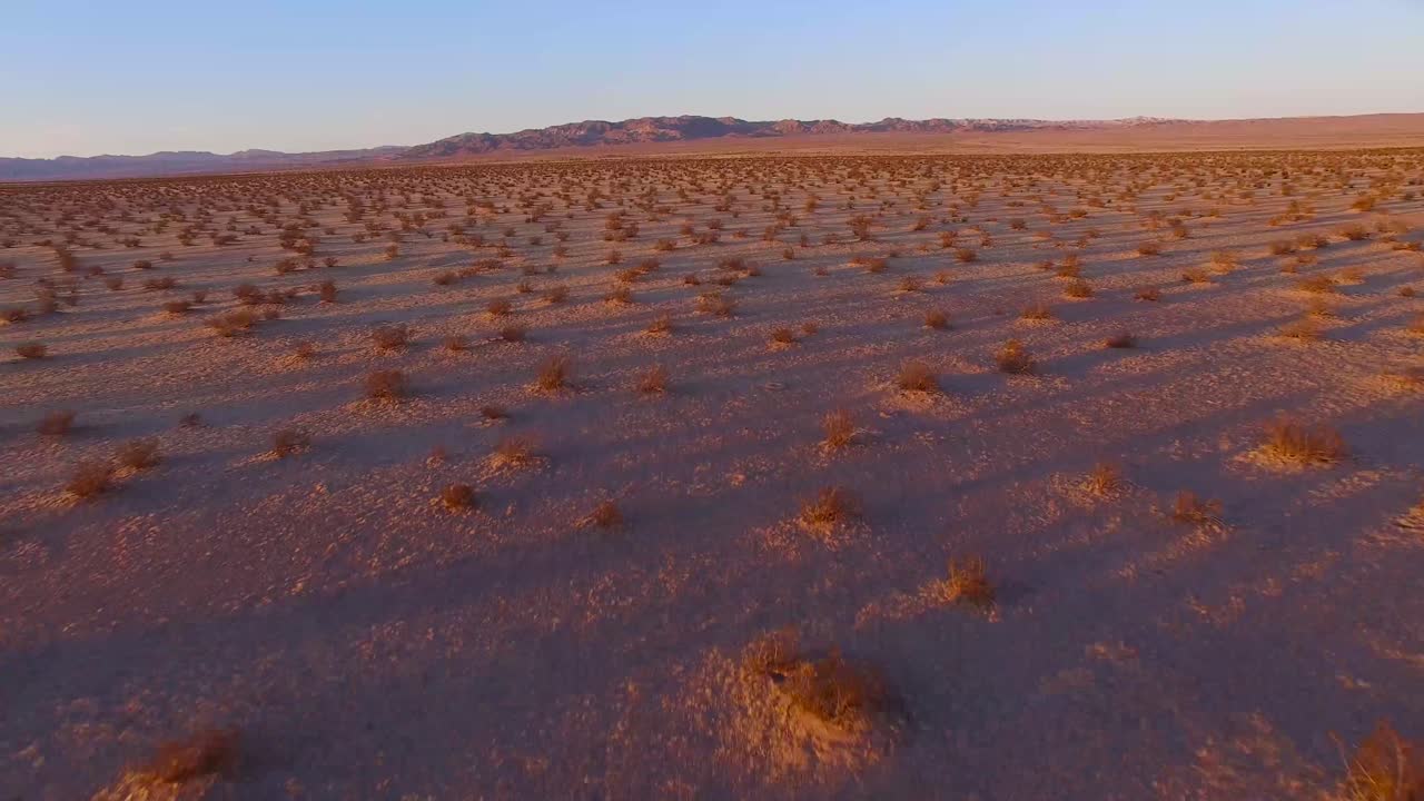 일출이나 일몰 1에 모하비 사막 위로 빠르게 움직이는 아름다운 공중