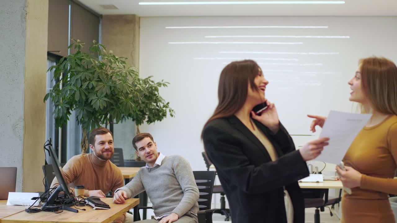 compañeros de trabajo hablando en la oficina