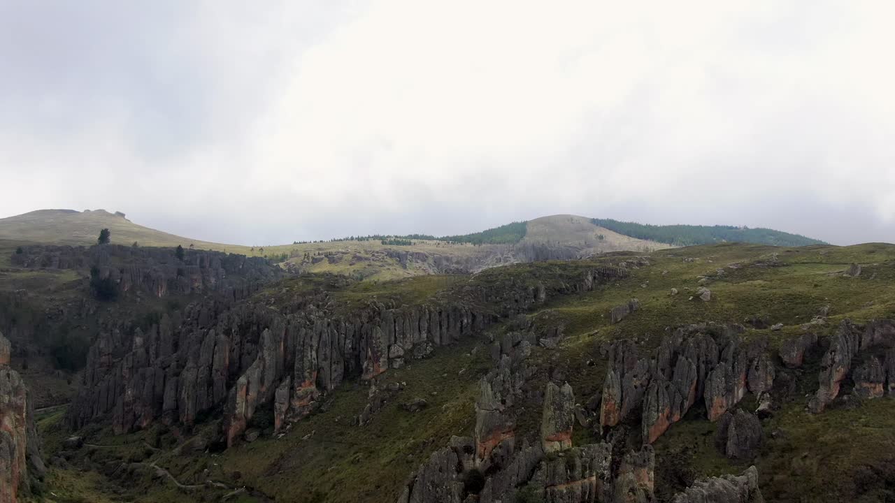 페루 카하마르카의 쿰베 마요 고고학 유적지에 우뚝 솟은 돌 승려가 있는 로스 프라일론