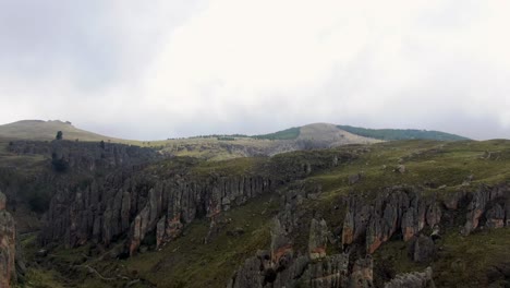 los frailones con imponentes monjes de piedra en el sitio arqueológico de cumbe mayo en cajamarca, perú