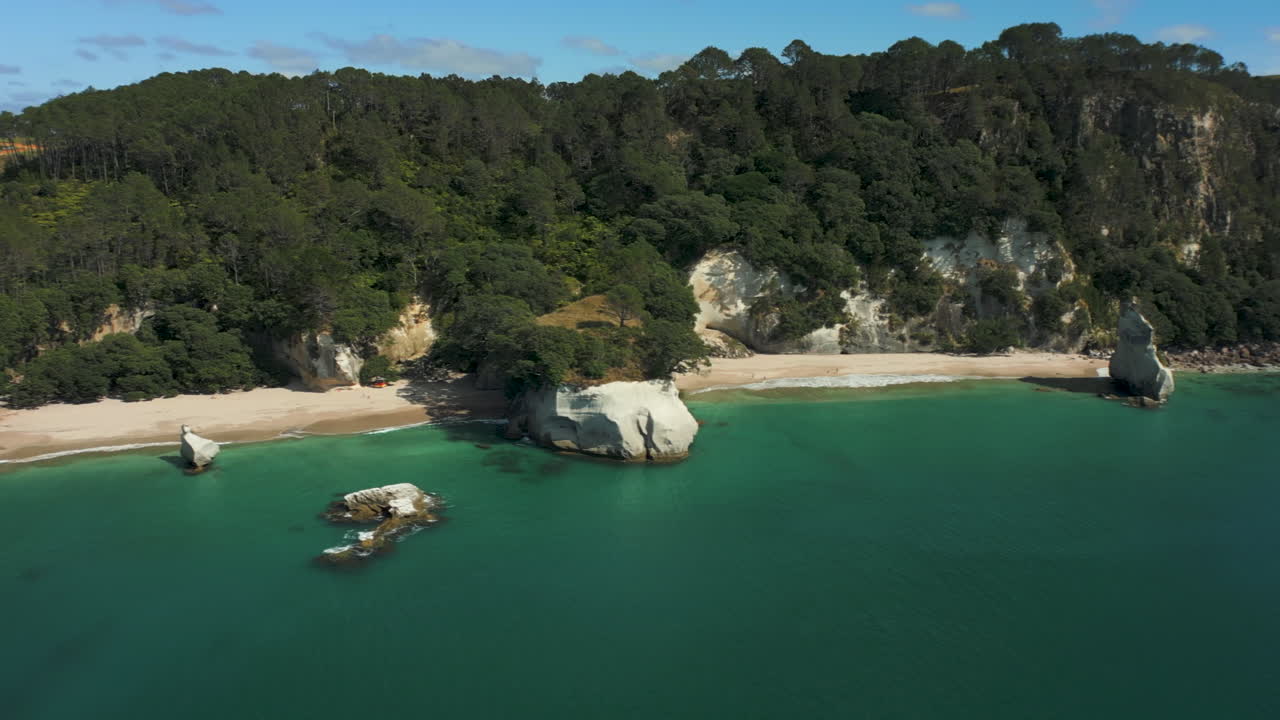 la playa de cathedral cove es el lugar de rodaje del video musical "can't hold us" de macklemore.