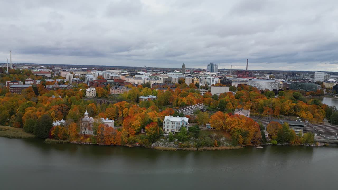 Tampere, Finlandia — paisaje urbano lacustre con colores otoñales, orilla boscosa y horizonte urbano.