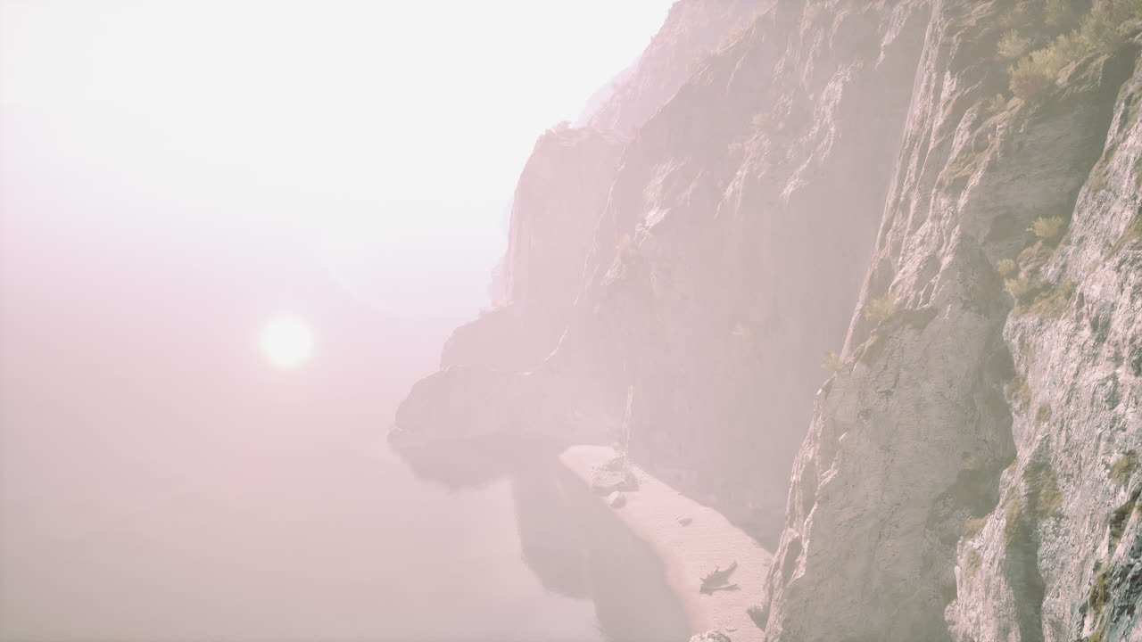 acantilados brumosos a lo largo de una costa