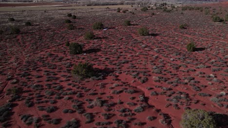 vista aérea de castle valley, utah estados unidos, paisaje del desierto rojo y formaciones rocosas revelando toma de dron