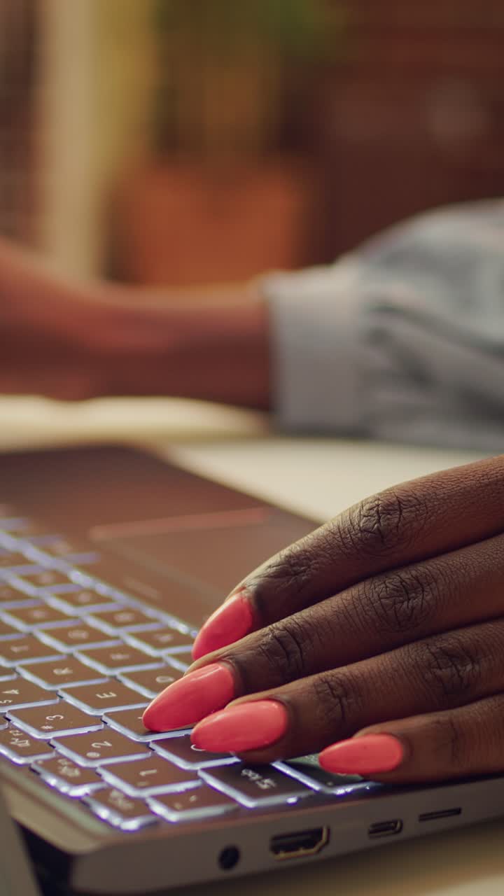 Verticale vrouw typt informatie op laptop