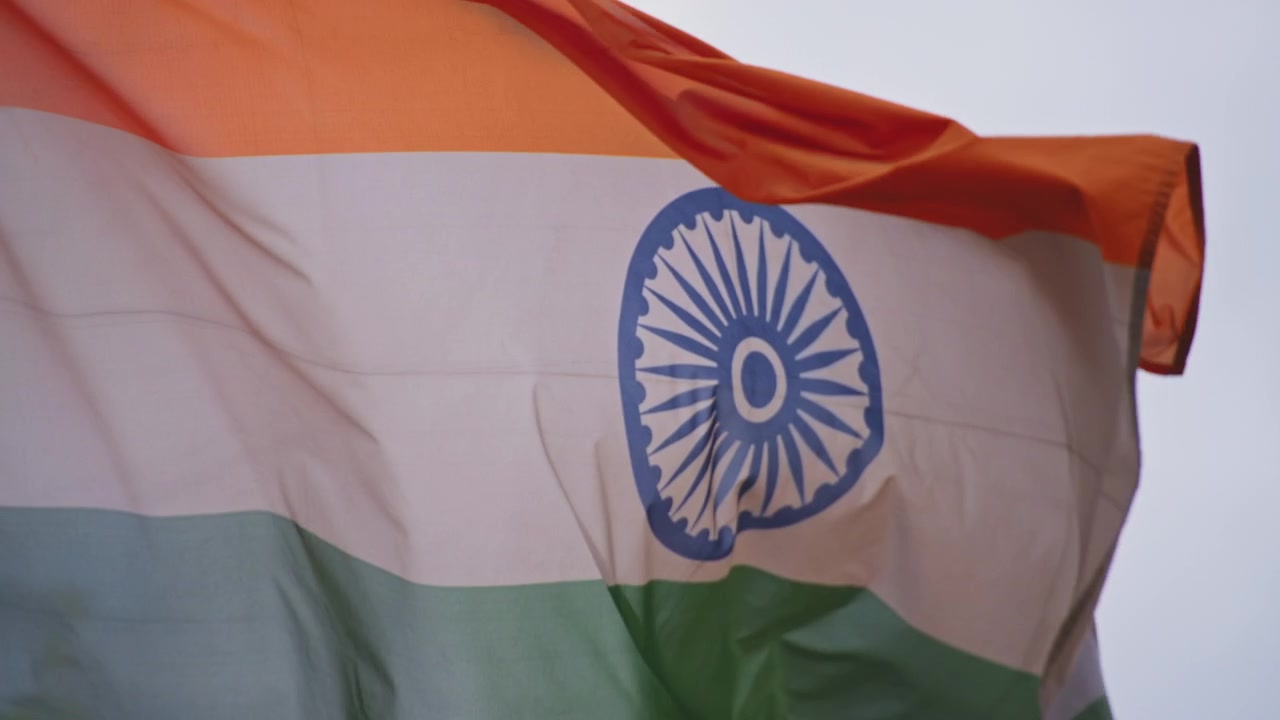 Bandeira nacional indiana tremulando ao vento