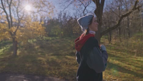 mujer corriendo en el parque de otoño