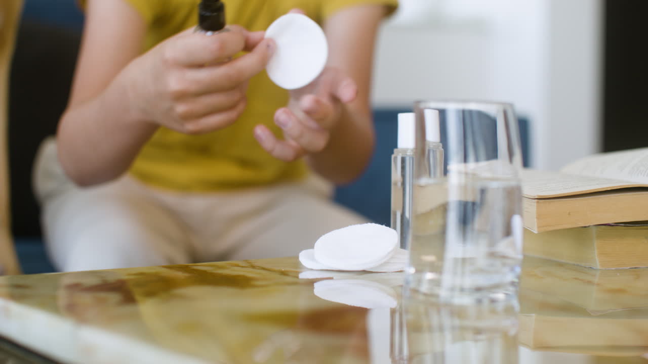 집 에 있는 소녀 와 개