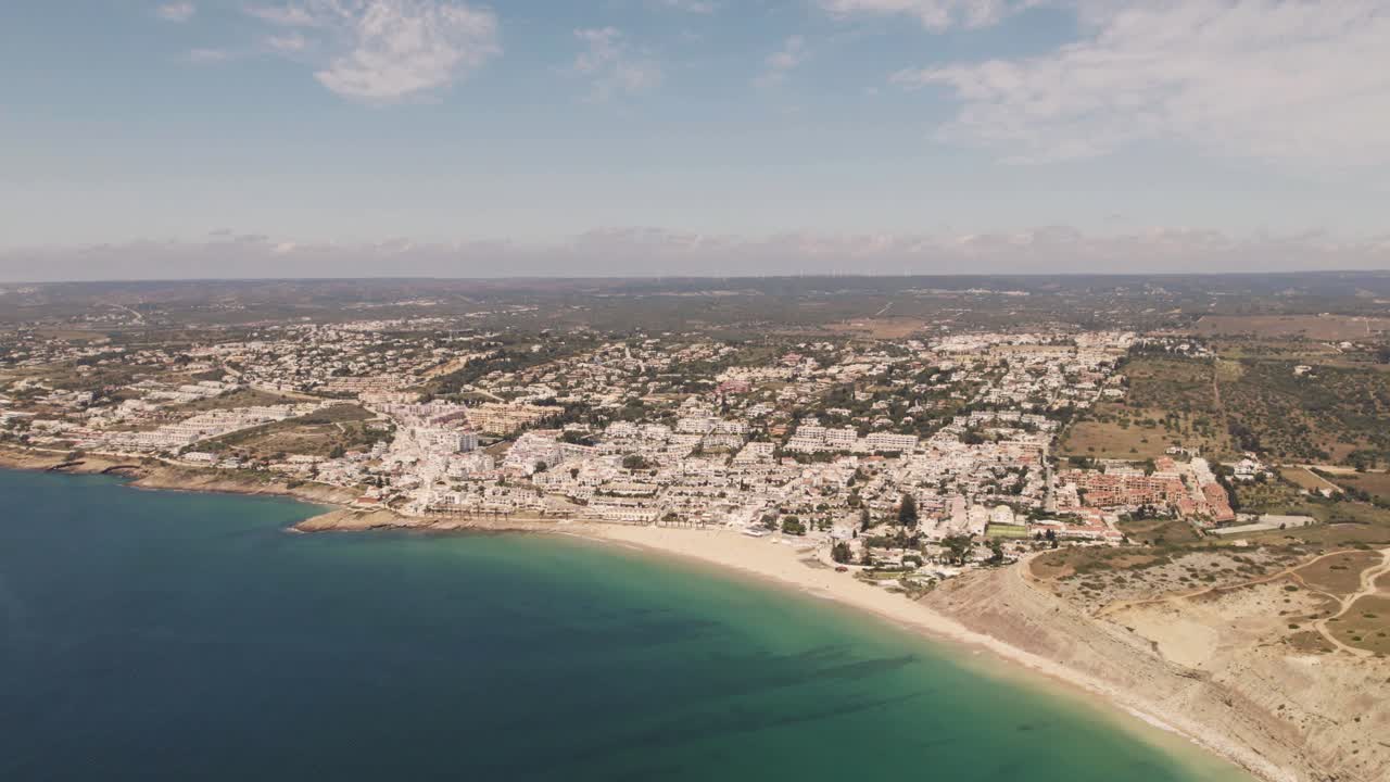 alta antena sobre praia da luz y el horizonte del algarve, portugal