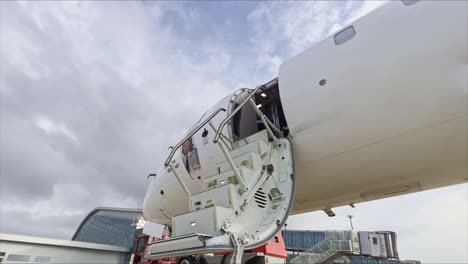 tripulación de jet de tamaño mediano subiendo escaleras al avión
