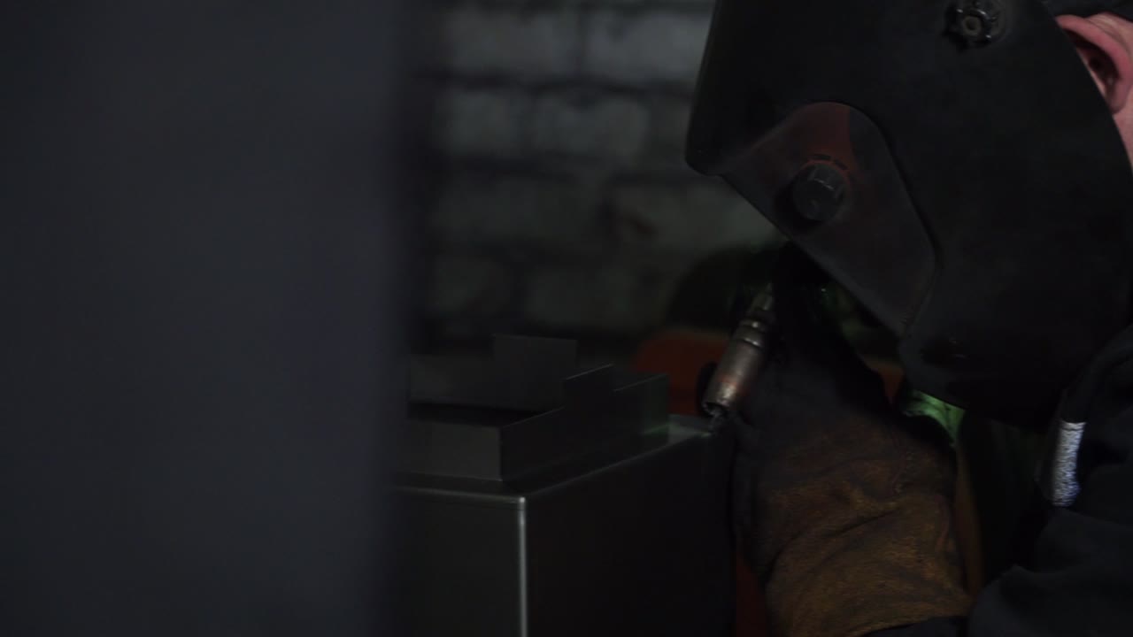 caja metálica de soldadura en el entorno industrial