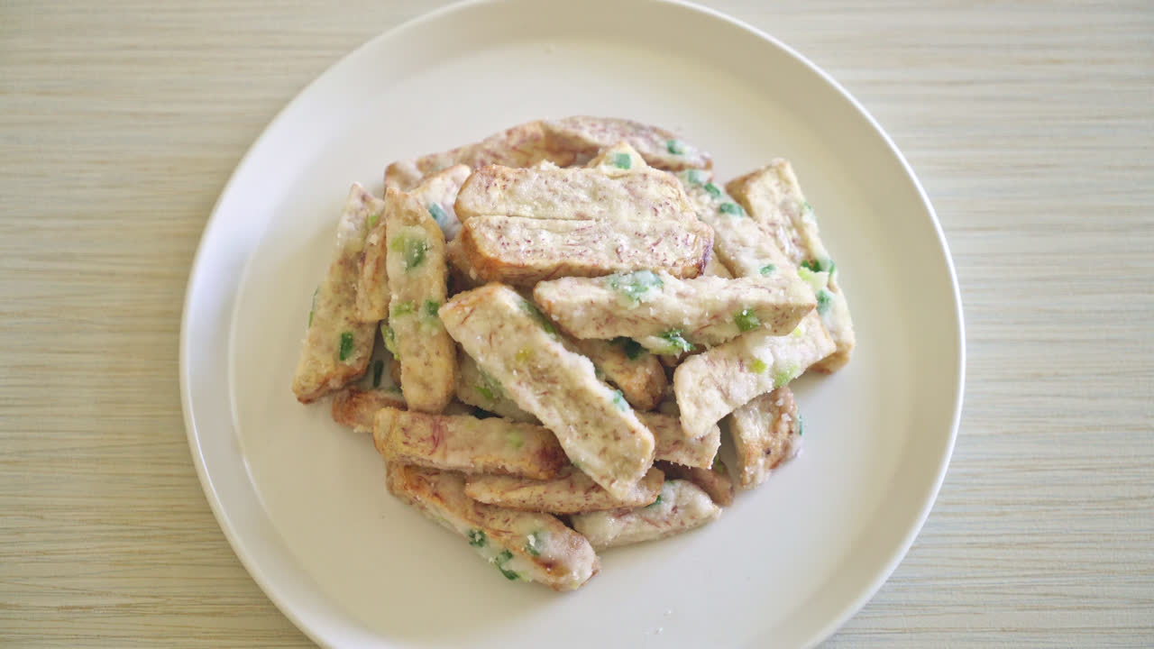 접시에 설탕을 입힌 타로 또는 바삭한 달콤한 스노우 타로