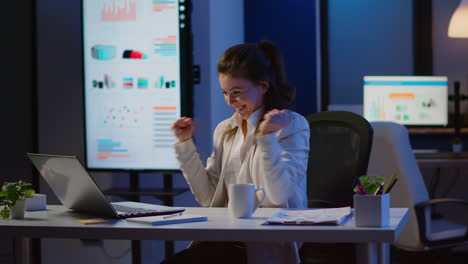 mujer emocionada se siente extasiada leyendo grandes noticias en línea en la computadora portátil