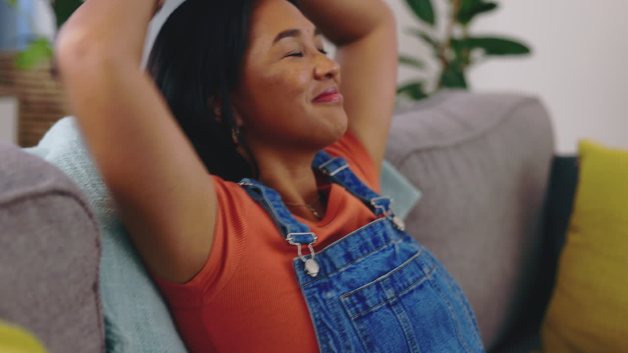 mujer asiática en el sofá, relaja.