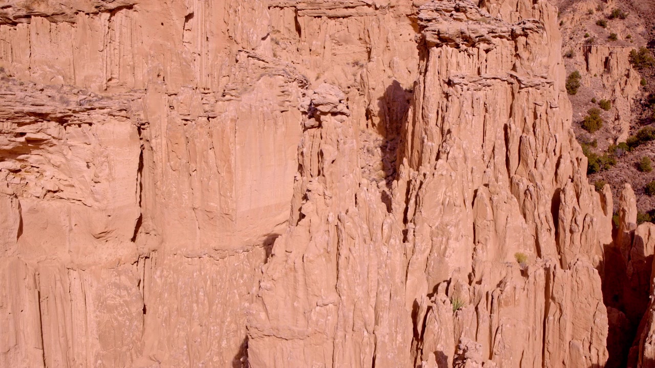 Vista aerea cinematografica di formazioni rocciose rosse nel deserto del Nuovo Messico