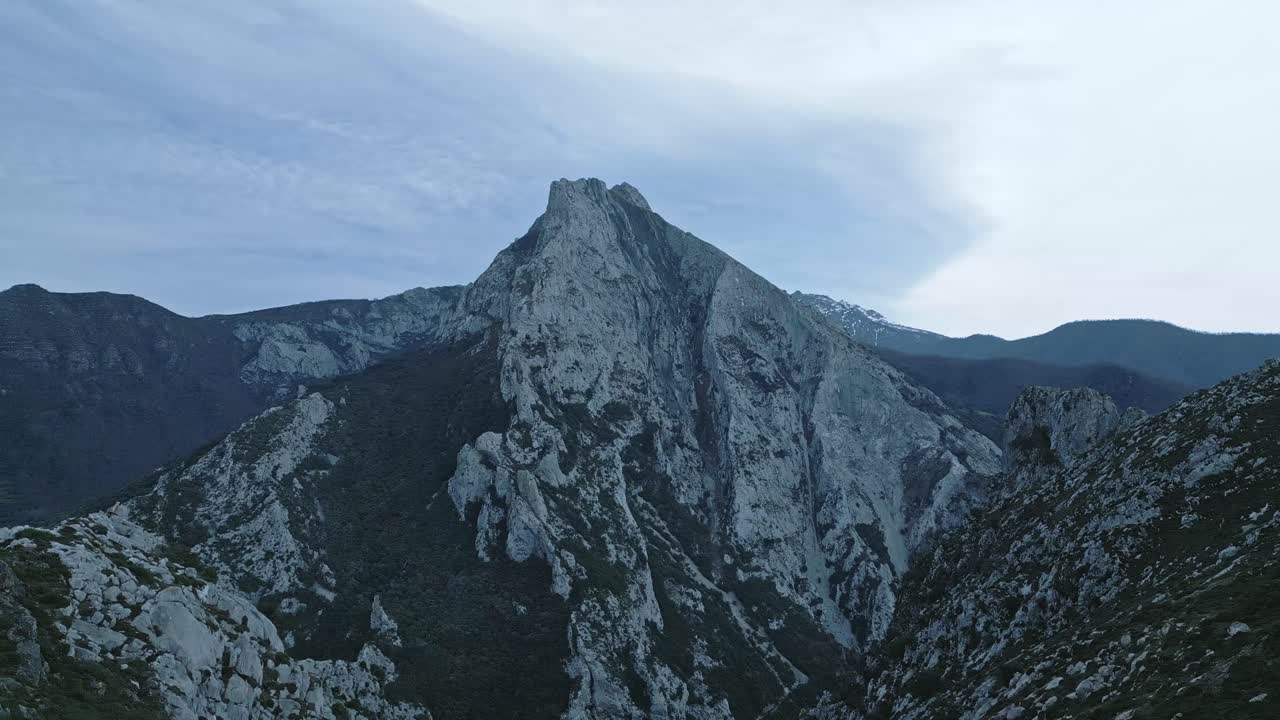 Klippebjerge under himlen.