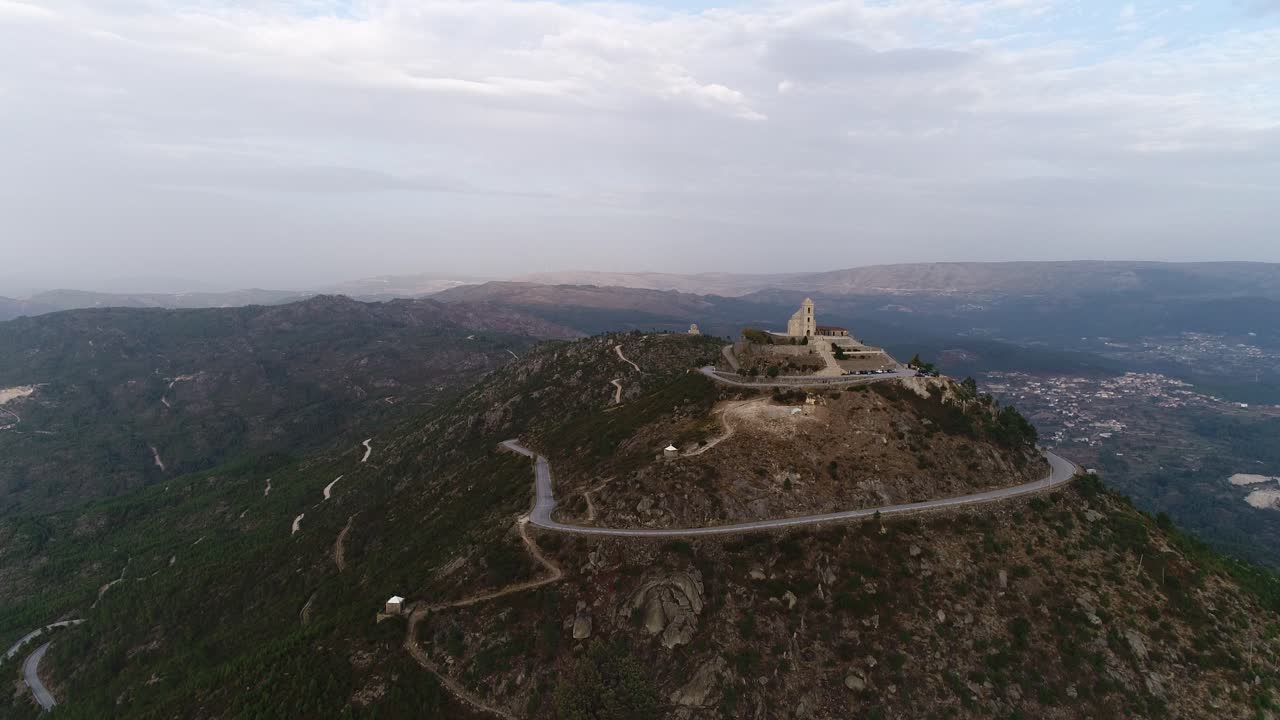 iglesia en la cima de la montaña. vista aérea del paisaje de la montaña