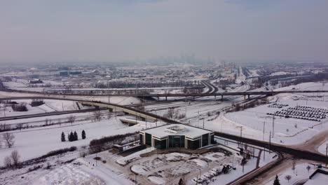 Luftaufnahme-Der-Innenstadt-Von-Calgary-Im-Winter,-Bedeckt-Von-Dunstigen-Wolken