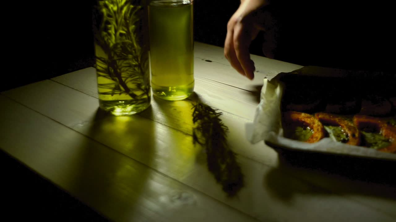 cena de calabaza recién horneada. calabaza aromática horneada con especias en papel de hornear