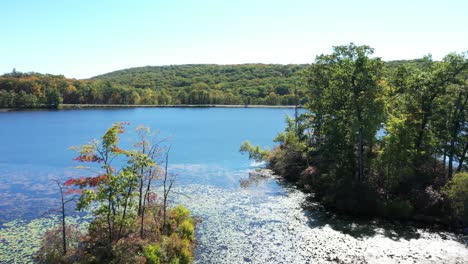 Majestuoso-Lago-Y-área-Forestal-En-El-Parque-Estatal-Harriman,-Vista-Aérea