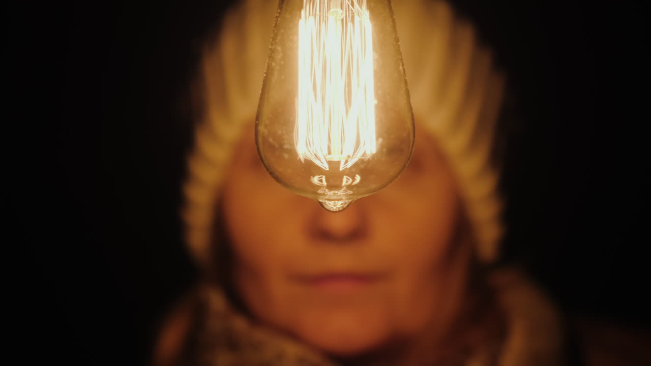 una mujer mira un video de 4k de bombilla