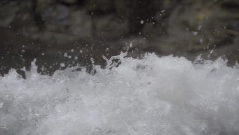 primer plano de aguas blancas poderosas y corrientes en un río de rápido movimiento