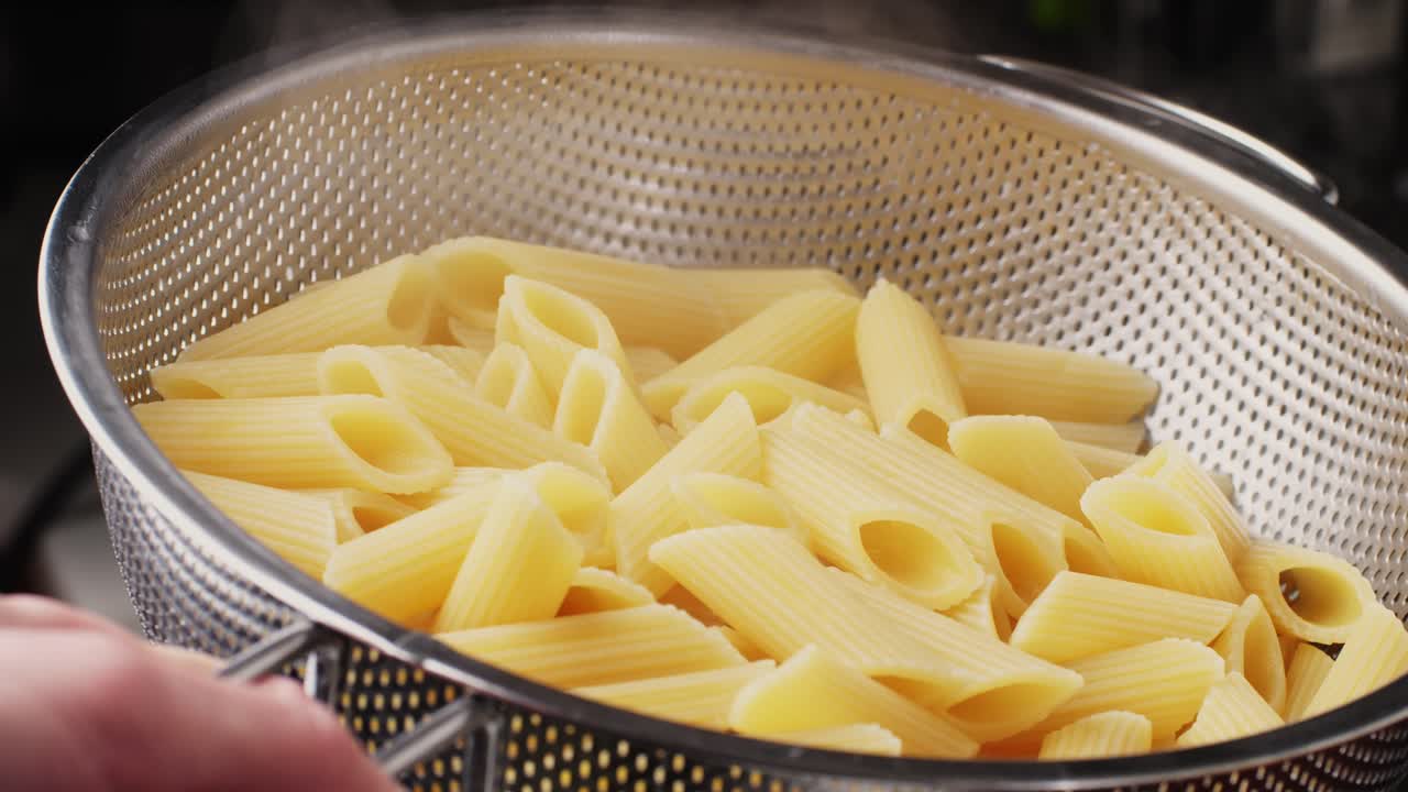cocinar la pasta de penne en un tamiz