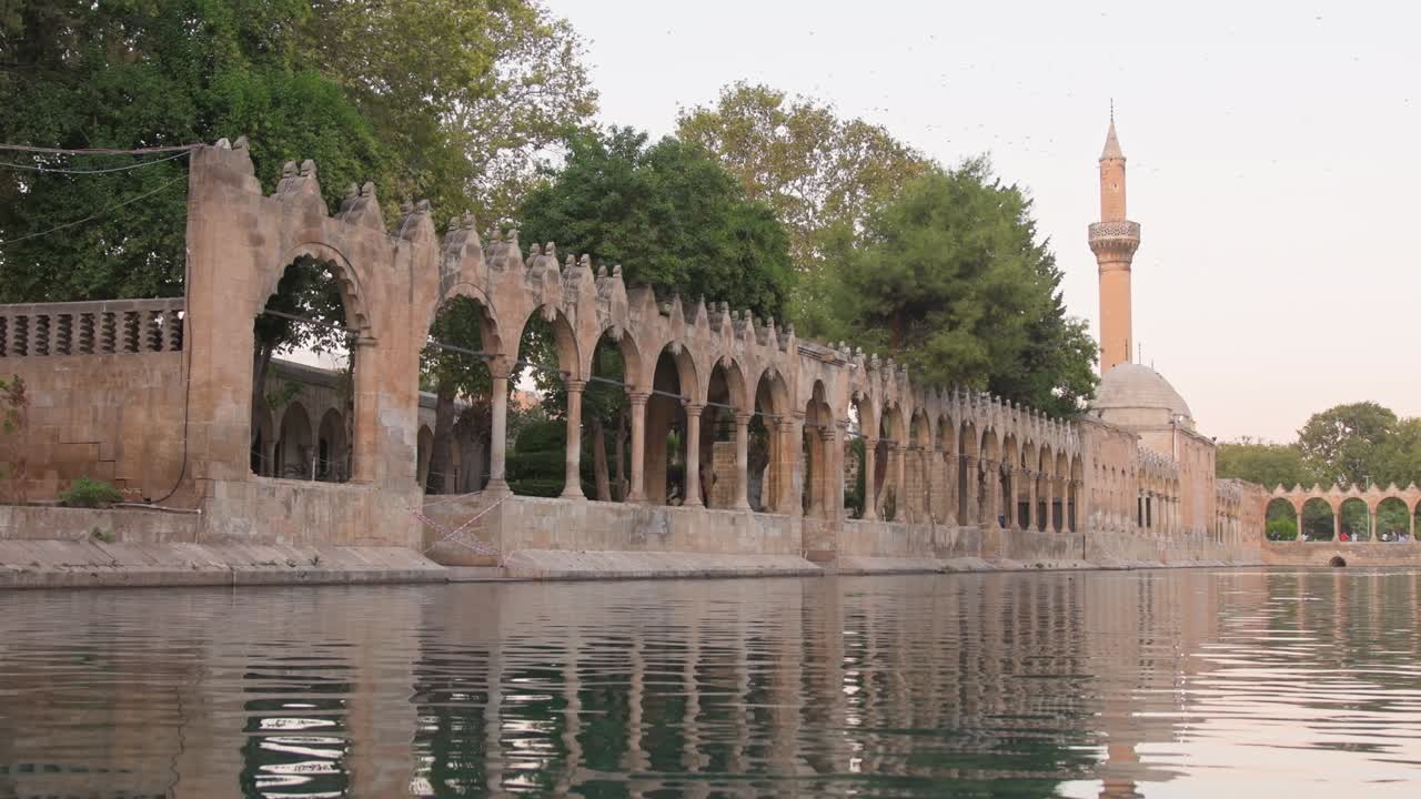 balikligol, piscina de peces sagrados, piscina de abraham, sanliurfa turquía. vista estática monumentos arquitectónicos de la ciudad de urfa. famoso destino de viaje en turquía