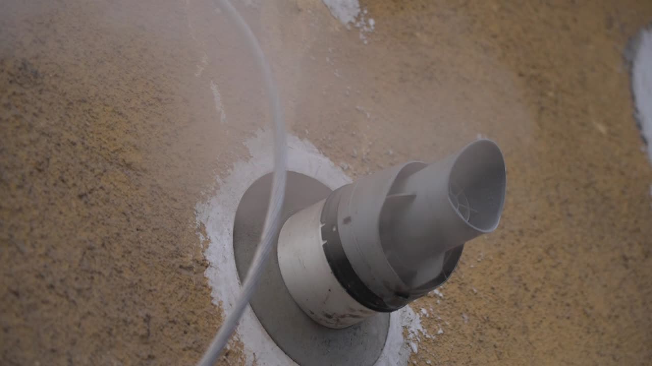 색 라디에이터와 연결된 증기 난방 파이프