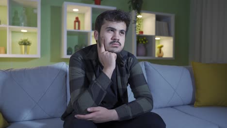 un joven pensativo durmiendo tarde en la noche en casa.