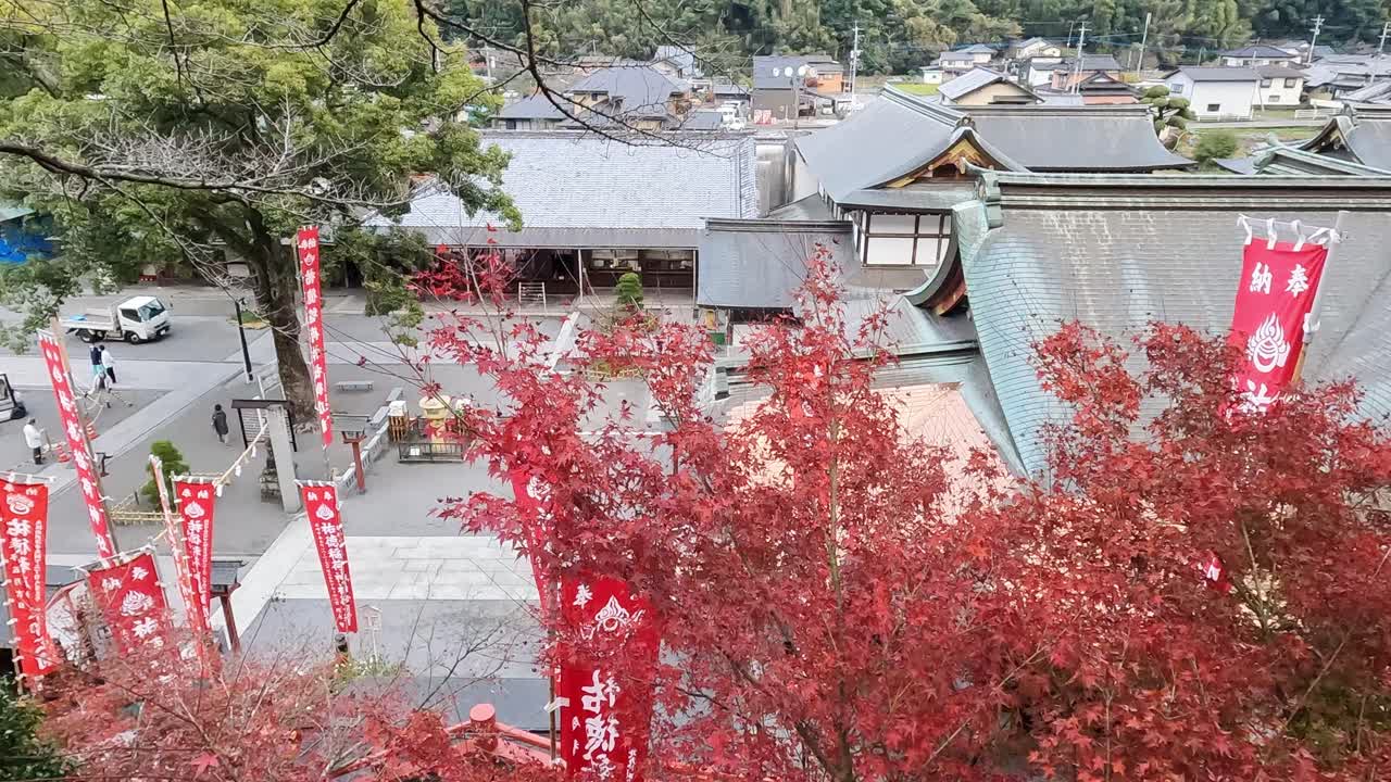 vista sobre los techos del santuario yutoku inari en kyushu, japón