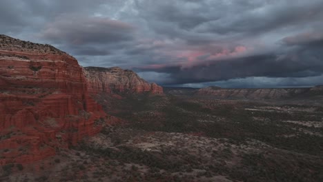 Rote-Felsen-In-Sedona-Vor-Bewölktem-Himmel-In-Arizona---Drohnenaufnahme