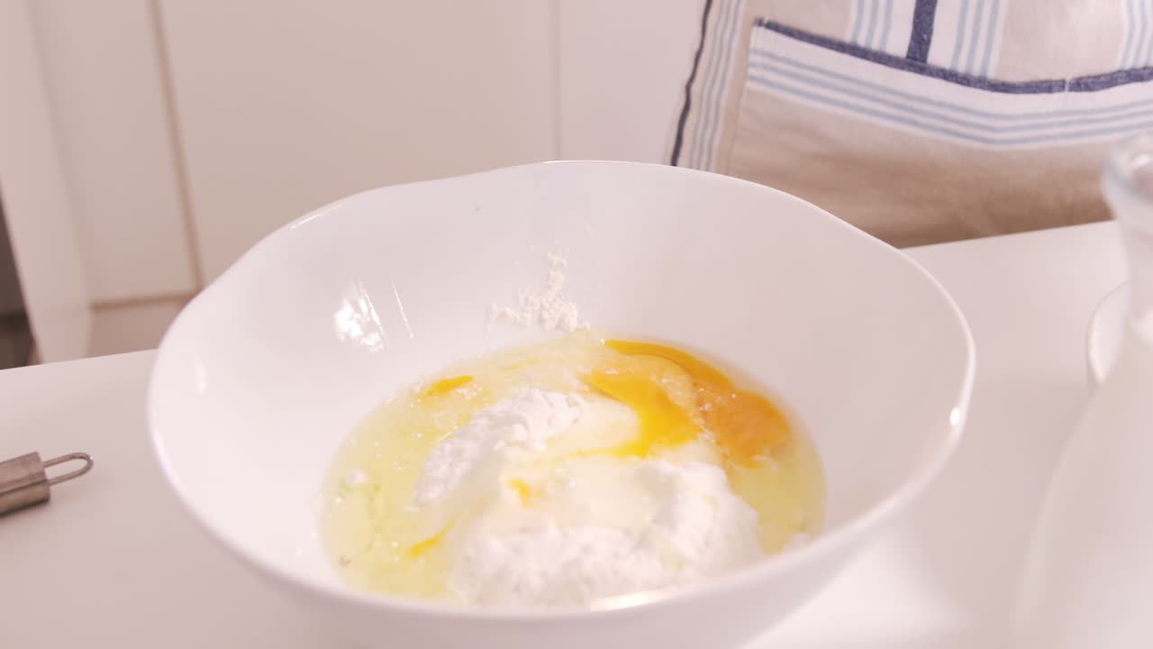 una mujer preparando una masa.