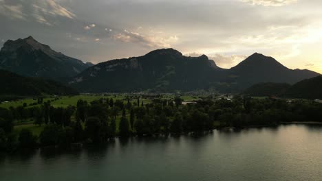 silueta de la naturaleza con grandes montañas irregulares con diferentes formas que alcanzan los cielos y un agua clara río océano cielo maravilloso proporcionando signos celestiales de la presencia de los dioses el creador de todo lo vivo