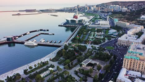 Plaza-Central-De-La-Ciudad-De-Bakú,-Cerca-Del-Puerto-De-La-Bahía-Caspia.