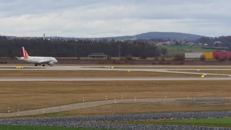 aterrizaje de un avión en un aeropuerto