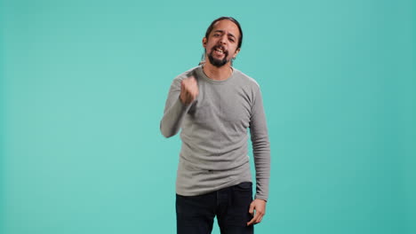 hombre sacudiendo el puño con emoción mientras anima a su equipo deportivo favorito