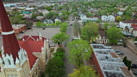 Luftbild-Dolly-Neben-Der-Gotischen-Kathedrale-In-Pueblo,-Colorado