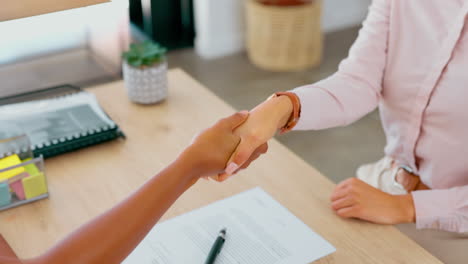 mujeres de negocios, apretón de manos en primer plano