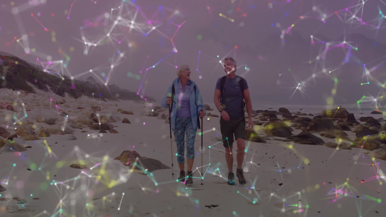 кавказская пара пожилых людей прогуливается по сельской местности, по красочной движущейся сети соединений