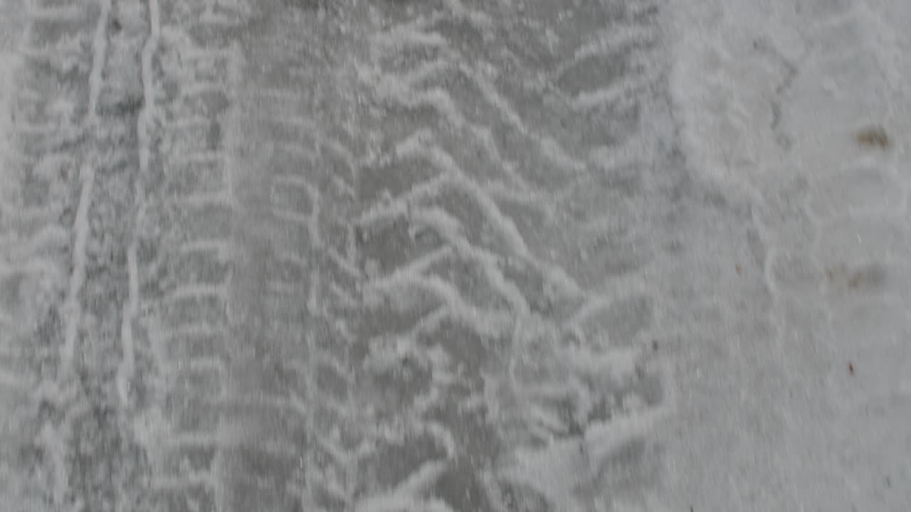 huellas de neumáticos en la nieve