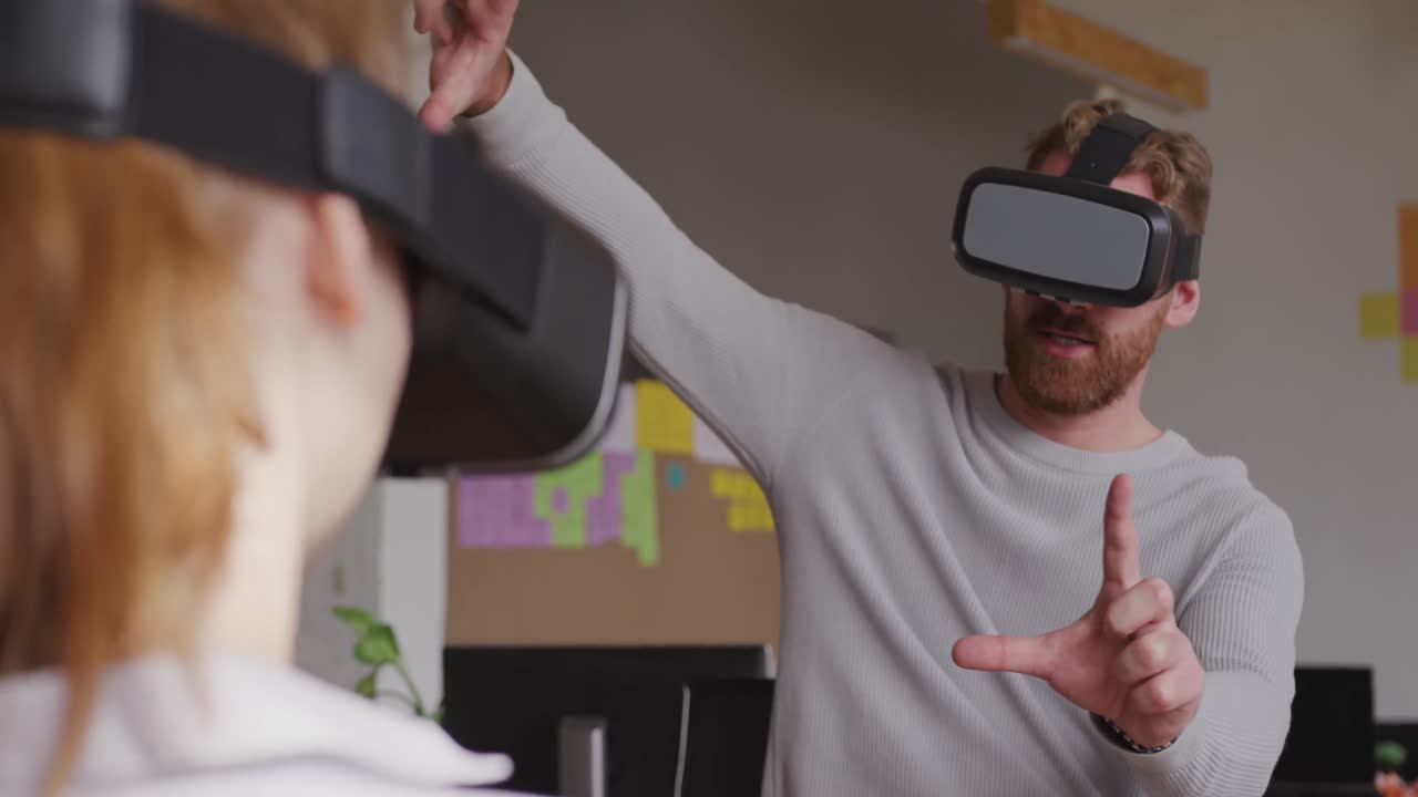 jóvenes profesionales creativos que trabajan en una oficina moderna