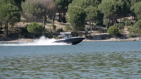 lancha navegando con velocidad en el embalse lago pantano de san juan